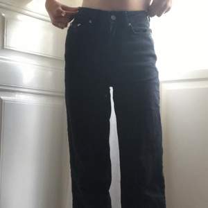 svarta lane jeans från lager 157. om man vill att de ska vara full length är de lite korta på mig som 1,55 men om de ska vara croppade är de bra. frakt inkluderat i priset 💘