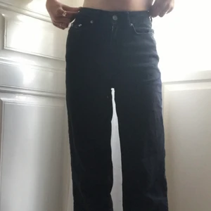 svarta vida jeans - svarta lane jeans från lager 157. om man vill att de ska vara full length är de lite korta på mig som 1,55 men om de ska vara croppade är de bra. frakt inkluderat i priset 💘