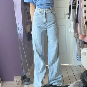 Jeans  - Köparen står för frakt på 66 kr! Lite skador längst ner då det är för långa för mig som är 170. Storlek 34 men passar mer en 36 skulle jag tro