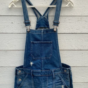 Slitna snickar-shorts - Medvetet slitna snickar-shorts av jeans från Hollister