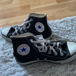 Converse  - Hej! Säljer nu mina Converse. Det är storlek 37,5 på dom, jag har vanligtvis storlek 38 (vissa fall 39) men dessa passar mig väldigt bra. Använda 2 gånger av mig. Men Jag köpte dessa begagnade därav är dom utslitna (mest bak). Frakt tillkommer - köparen står för frakten 🤍 
