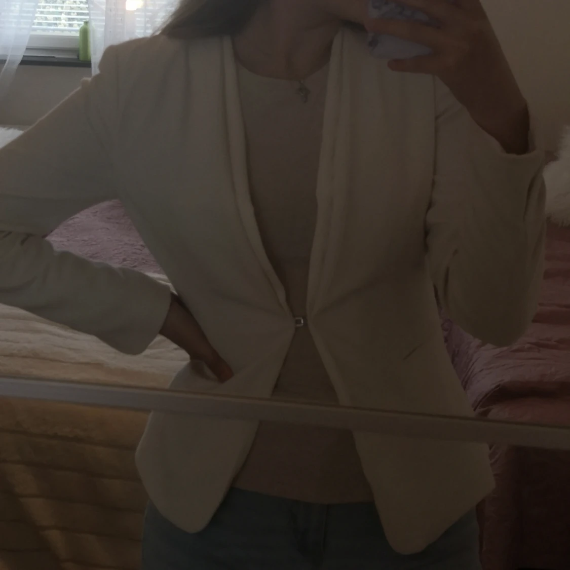 En kavaj i vitt/beige färg i storlek 34 från H&M. Använd ett par gånger. Väldigt skönt material. Har en kanpp i mitten