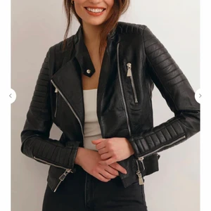 Moto jacket black - Säljer en supercool skinnjacka från chiquelle i storlek 36 (original pris: 700kr)❤️. Den passar perfekt till våren/sommaren. På sista bilden ser ni ett litet håll som uppkommit, går att sy igen och syns inte när man har på jackan. Pris går att diskutera!