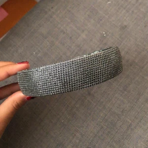 Glittrigt diadem - Ett svart diadem med ett silvrigt glitter-mönster ovanpå!🖤 Aldrig använd(*≧ω≦)-💗