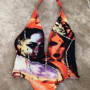 Grafisk baddräkt/body - Grafisk baddräkt med tryck på rumpan storlek 38, frakt 45kr 💕