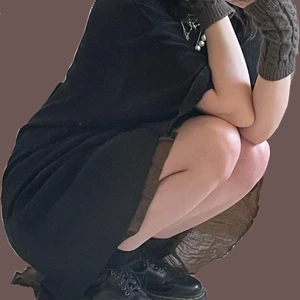 oversized tröja/klänning från monki 🦐 - En tröja/klänning från monki jag köpte för något år sedan, använder knappt så tänkte nu sälja 🐲 Storlek: M, men är väldigt oversized. Hade varit snygg på alla oavsett kön :)