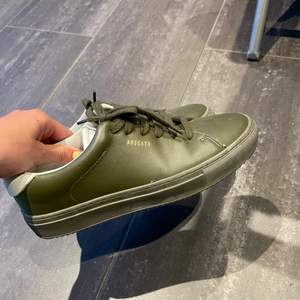Ett par sjukt snygga gröna Axel Arigato skor! Skorna är köpta ifrån Tise och är knappt använda. Har tyvärr bara legat i garderoben och skräpat. Så nu ska dem få ett nytt hem där dem förhoppningsvis kommer att användas mer!!💕
