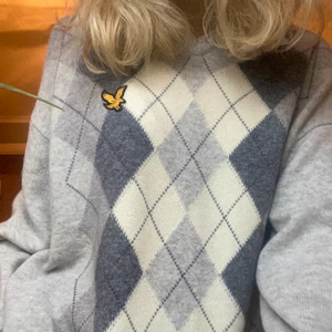 Rutig stickad tröja🌟 - Säljer denna skiiiit fina stickade Lyle&scott tröjan!! Jätte bekväm och nästan helt oanvänd 💓 säljer pga att jag har nästan en likadan🤍 (frakten ingår inte) storlek vet jag inte om men sitter ungeför som en L-M men även jag som har S-XS kan ha den om man gillar oversize 🥰 