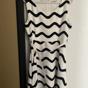 Klänning  - Svart vit kort klänning. Storlek L men passar även för M. Finns bälte med för midjan. Jättefin och passar till mycket, används ej för den inte passar mig längre. Använd 1-2 gånger. 