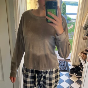 Velour tröja - En grå velour tröja ifrån Madlady. Köpt för cirka 1 år sen, inte använd alls mycket så tröjan är i väldigt bra skick. Väldigt bekväm och fin. Nypris: 399kr