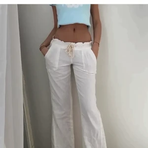 Vita linnebyxor - Säljer dessa superfina linnebyxor från Roxy😍helt oanvända och lappen sitter kvar💕storlek M men passar mig också som brukar ha S👍 buda från 400kr