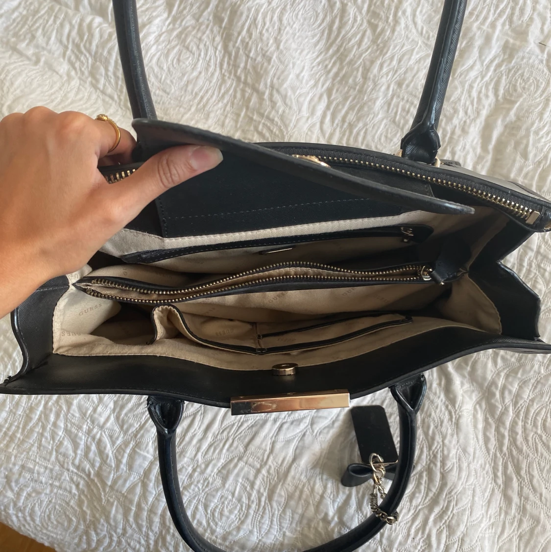 Väska från Guess - 90