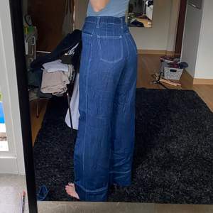 Så fina jeans med detaljsömmar från H&M i storlek 34. Kan bäras på två olika sätt, antingen höga med band i midjan (bild 2) eller att man viker in dom som på bild 1&3. I nyskick! Jag är 170 cm och de går ner till marken på mig💖 