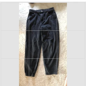 svarta oversize jeans - super oversize liftiga jeans! köpte för 600 på bikbok!