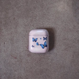 AirPod Case - Superfint transparent AirPod Case med små blåa fjärilar på! Finns till AirPods och AirPods Pro!