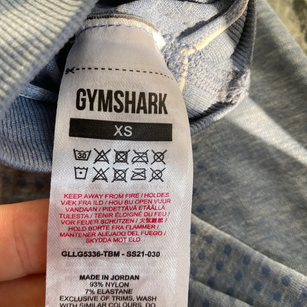 Fin blå gymshark leggings som är knappt andvända, båda märken är på Storlek XS.💙  Nypris 550kr. Mitt pris 250kr plus frakt. Jeans & Byxor.
