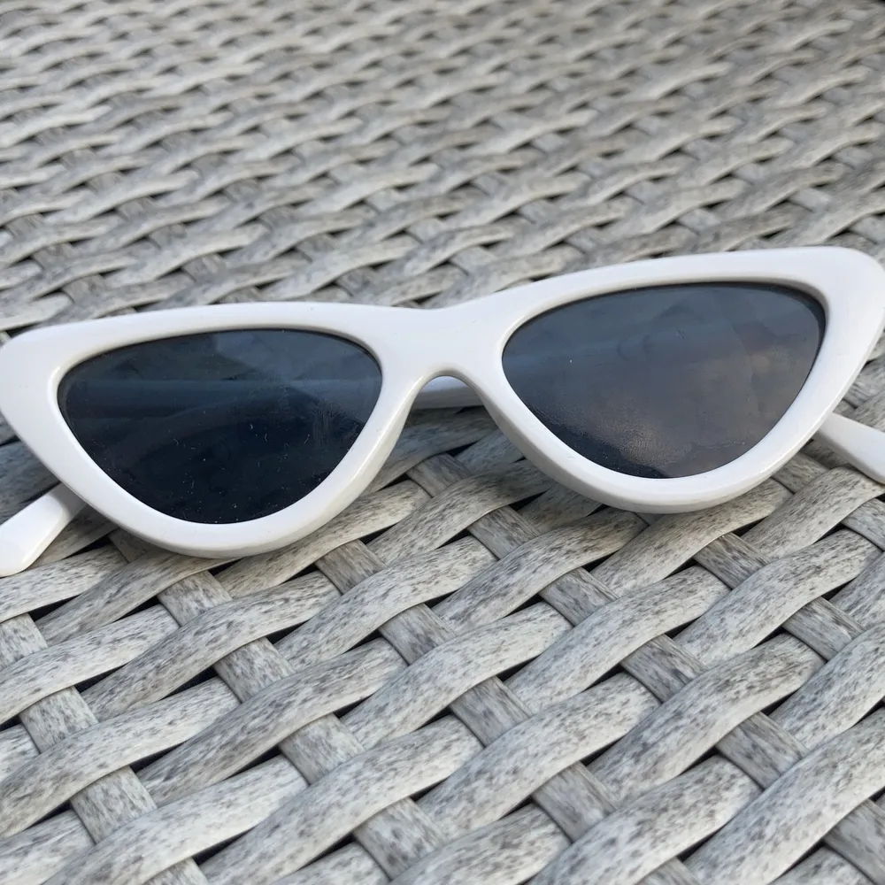 Vita, fina solglasögon från H&M!💗 Kontakta gärna så kan vi prata detaljer⭐️. Accessoarer.