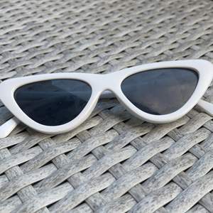 Vita, fina solglasögon från H&M!💗 Kontakta gärna så kan vi prata detaljer⭐️