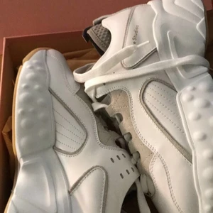 Acne sneakers - Skit coola acne sneakers i bra skick andra bilden är nu skicket storlek 38, sulan är helt ren. Buda ifrån 1000 eller köp direkt för 2500, original priset är 4000, dom köptes förra året men har inte kommit till så mycket användning på senaste tiden  