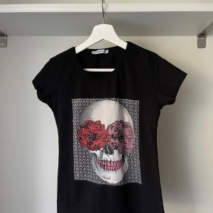 NY T-SHIRT M STORLEK 🖤 - NEW T-SHIRT M SIZE 🖤