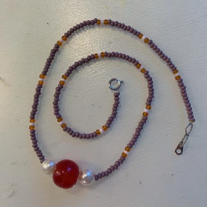 Pärlhalsband - Halsband med lila/rosa, vita o bruna pärlor! 