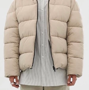 Vadderad jacka  - I väldig bra skick. Endast använd 2 gånger. Flera fickor och väldigt varm.