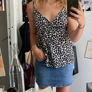 Topp - Super fin och skön topp jag köpt på secondhand. Det står att den är en 34 men jag är S och den passar perfekt. Frakten står för köparen☺️