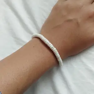 Fint armband, vita stenar💟 oanvänt pga inte min stil❤️ har olika storlekar så man kan ändra så den passar dig😁👍🏻❤️ 
