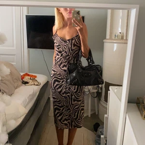 lång klänning!  - så fin längre klänning perfekt till sommaren! mönstrad och sidenmaterial! 