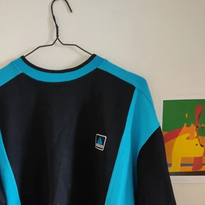 Adidas sweatshirt - Ball sweatshirt från Adidas! Fint skick! Storleken har blekts bort, men sitter oversized på mig som är M. Passar S-XL. Frakt tillkommer <3 (tvättas innan den skickas!) KOLLA @RIASSECONDHAND PÅ INSTAGRAM!!!