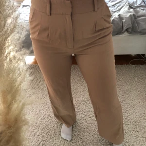 Kostymbyxor  - Beiga kostymbyxor i från Gina. De är i storlek 40 men passar 38 med. Är i ett typ av linnematerial. 