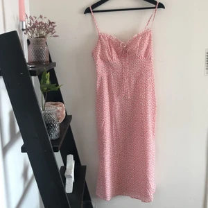 Ljuvlig klänning storlek S - Storlek S från she in. Dragkedja i sidan, aldrig använd 