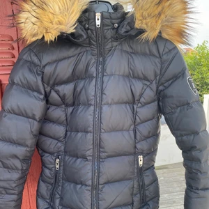 Rockandblue jacka  - Köptes på Nelly för 1.899kr för ca 2 år sen. Mycket fint skick,  det enda är väl att märket på armen är lite lite slitet (syns på sista bilden). Priset går att diskutera!