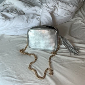 Helt oanvänd väska från Victoriás secret  - Lappen finns kvar och väskan är oanvänd, skriv om du har frågor💕 priset går att diskuteras 