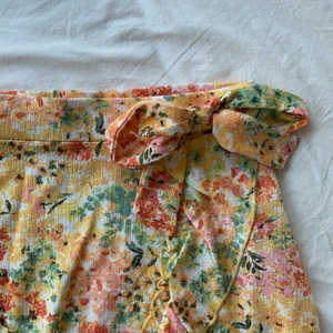 Kjol från GinaTricot - Säljer nu denna skitsnygga sommarkjolen från GinaTricot! Supersnygg och aldrig använd så nyskick! Storlek xs men är stretchig i midjan! Nypris 249:- Mitt pris 60:- INKL frakt!