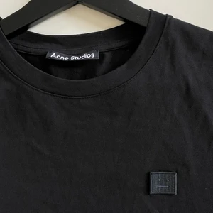 Acne t-shirt- xs - En helt ny t-shirt från Acne i storlek xs. Har tyvärr aldrig kommit till användning. Köpt för 1100kr.