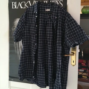 Rutig Skjorta - En jättefin marinblå skjorta i fint skick:)