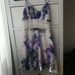 Köpte denna fin klänning för en månad sedan, tyvärr den är för stor för mig, så tänkte att sälja den, har använt den en gång bara. Köpte den för 200kr, sälja den för 100 kr 
