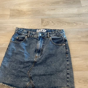 Jeanskjol st xs - Aldrig använd då den är för stor i midjan å glider lätt ner, storlek xs.