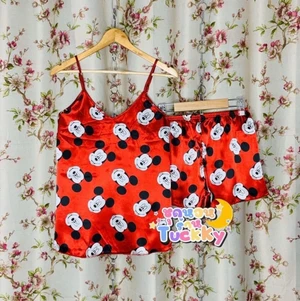 Satin pyjamas - Nya Satin pyjamas i Storlek 32-38, finns i olika färgar. ⭐️⭐️ Super fin och skön material, passar perfekt för sommar 💕🤩 Mötas upp i Stockholm eller frakt tillkommer 