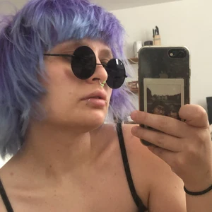 runda solglasögon med metall frame  - Runda solglasögon med ramen gjord i metall. Använt dem två gånger, aldrig haft dem utomhus. Känner inget behov av att ha kvar dem! Köpte dem för 56kr från SHEIN  :) står ej för postens slarv 