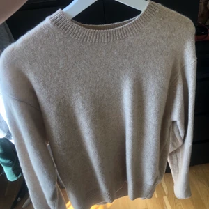 Stickad tröja - Ljusbeige stickad tröja från uniqlo