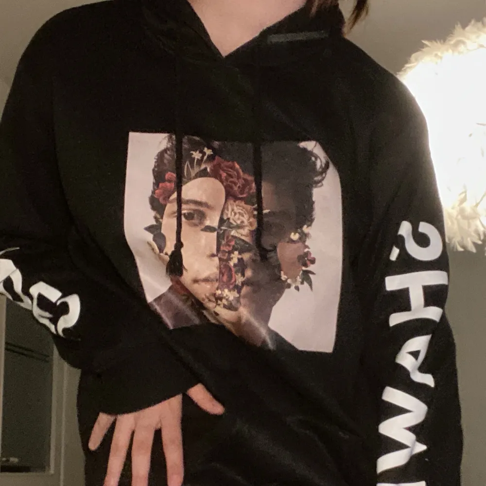 black sweatshirt with shawn mendes in perfect condition. Tröjor & Koftor.