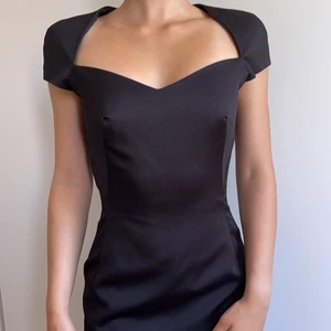 Elegant svart klänning  - Väldigt elegant och fin klänning som kan passa både till jobb och finare tillfällen. Har använts två gånger.