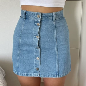 Fin kjol storlek 36 - En fin sommarkjol som endast har använts en gång. 