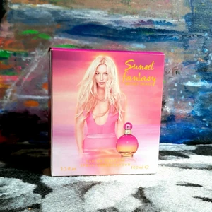 Britney Spears parfym - En Britney Spears parfym ( "Sunset Fantasy" ). Är använd 1 gång och öppnad för bilder... därför finns plasten runt ej kvar. Köptes för ca 129kr. Går att använda som parfym eller inredningsdetalj. Parfymen är en "eau de toilette". ‼️Köpare står för frakt‼️‼️Jag tar ej ansvar för olyckor/ borttappande i posten‼️‼️Lagt köp / Bud ligger‼️ Safe pay kan aktiveras om köpare vill