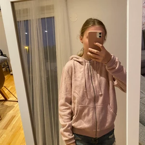 Hoodie H&M - Rosa ziphoodie från H&M. Strl S. Köparen betalar frakten.betalning med swish.