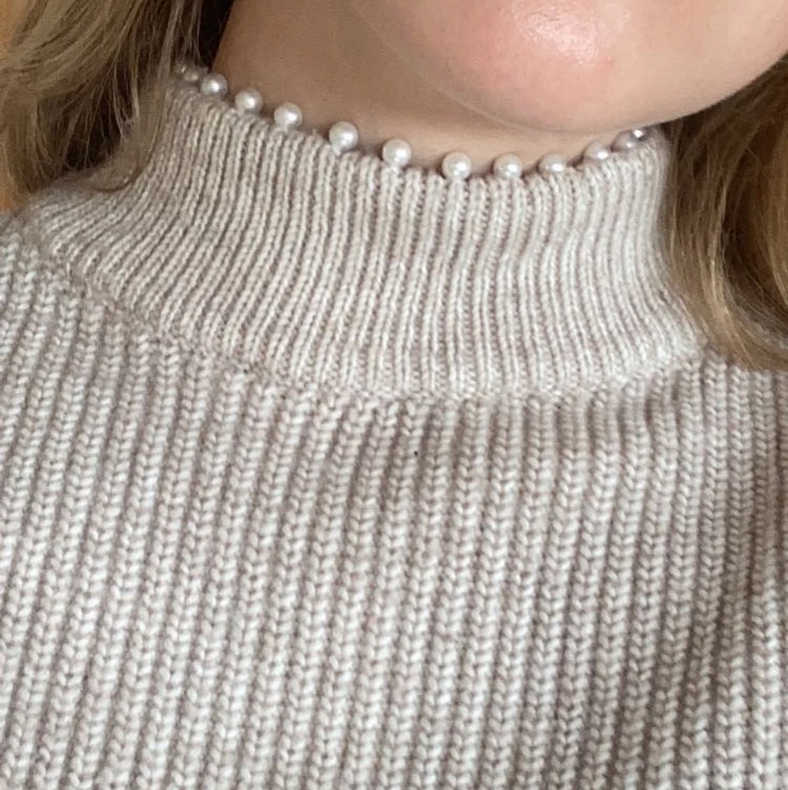 Stickad tröja med pärlor  - 90
