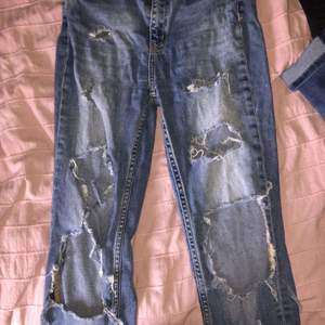jeans med hål i , bara andvänt dem 2-3 ggr stl xs men rätt stretshiga 