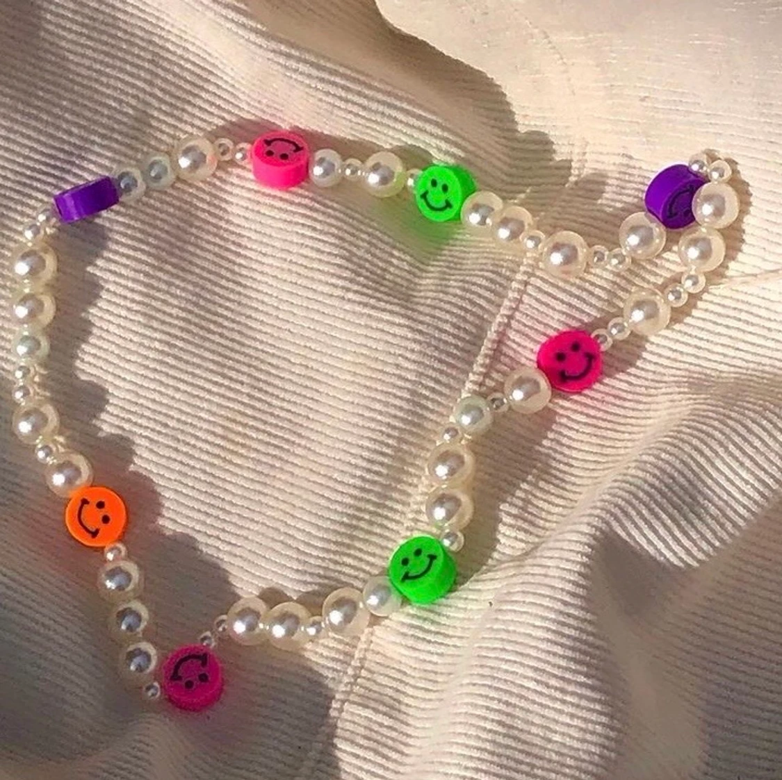 Vitt pärlhalsband med smileys 